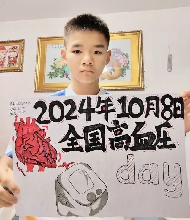 2_学生举着自己画作图片_1_副本.jpg