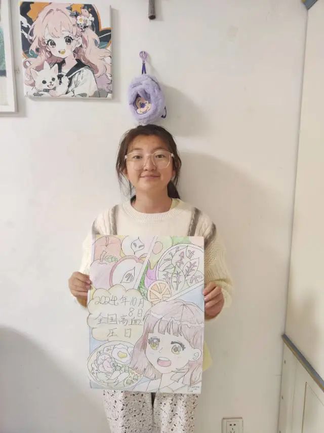 2_学生举着自己画作图片_1.jpg