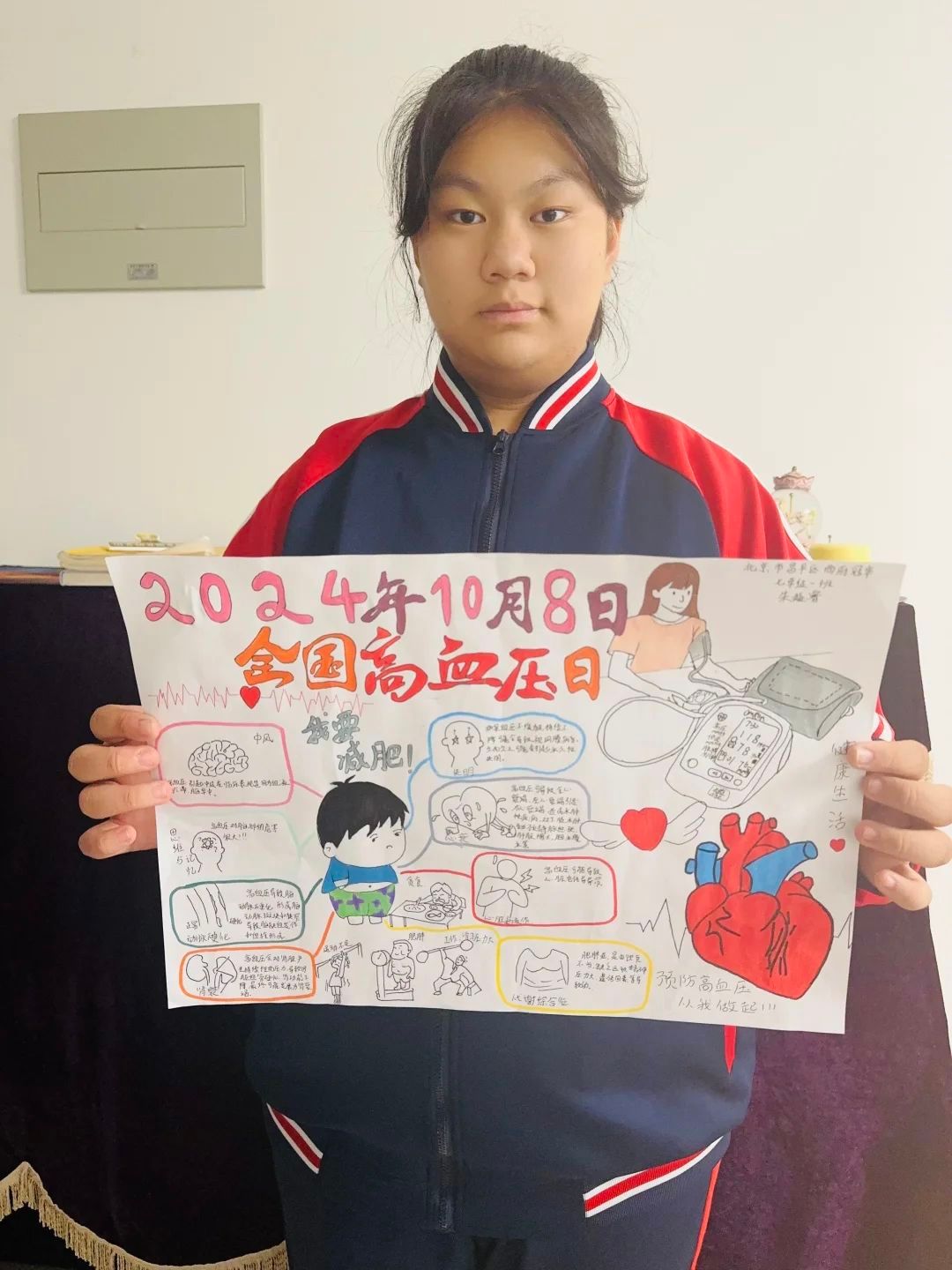 2_学生举着自己画作图片_1.jpg