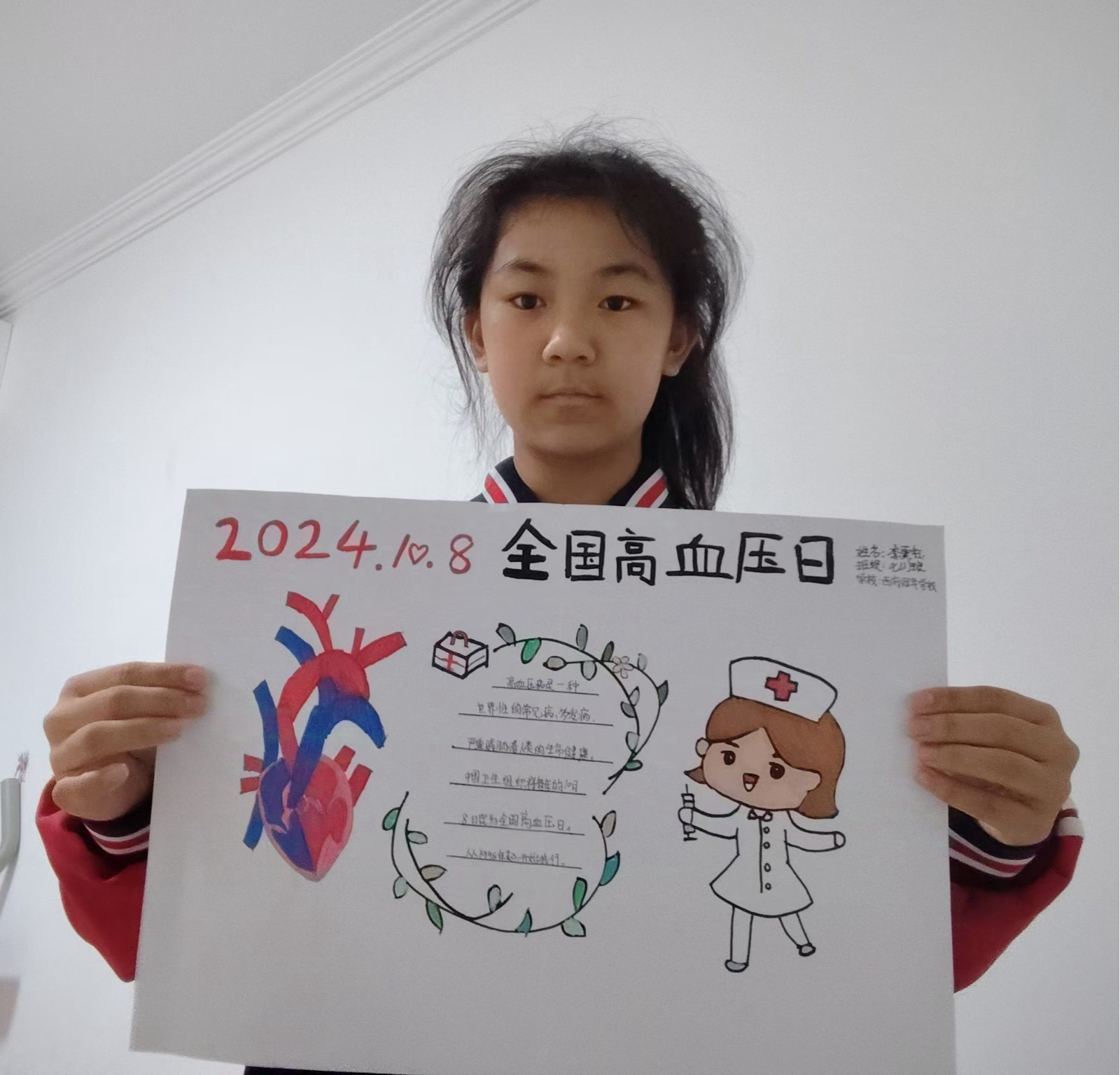 2_学生举着自己画作图片_1_副本.jpg
