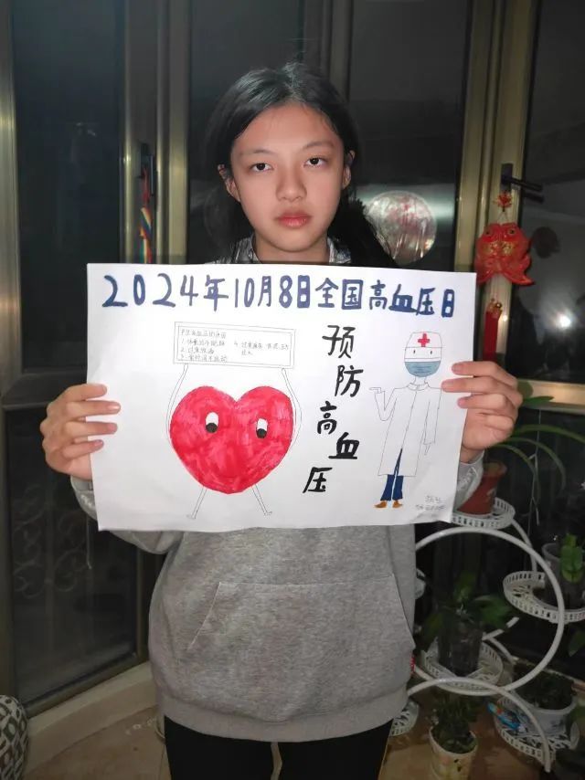 2_学生举着自己画作图片_1.jpg