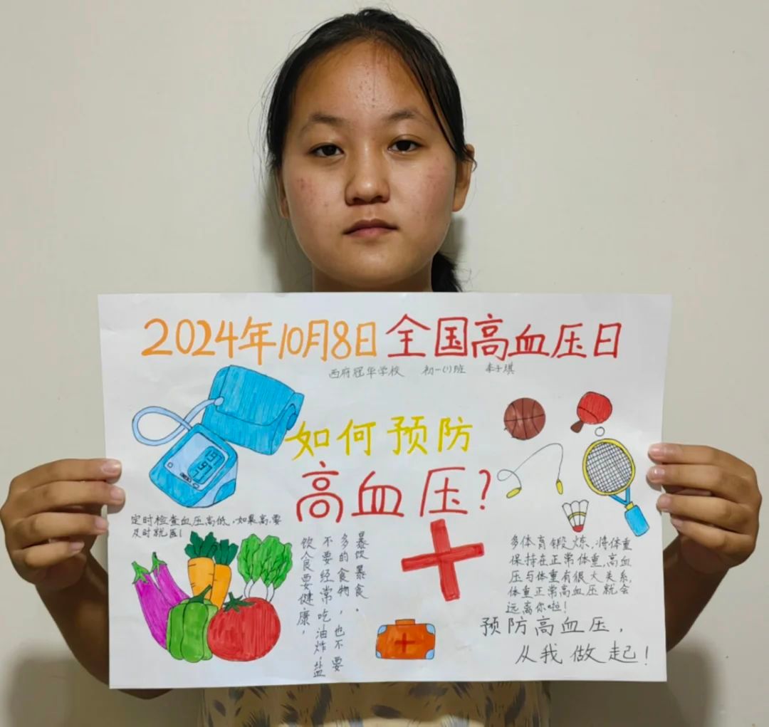 2_学生举着自己画作图片_1.jpg