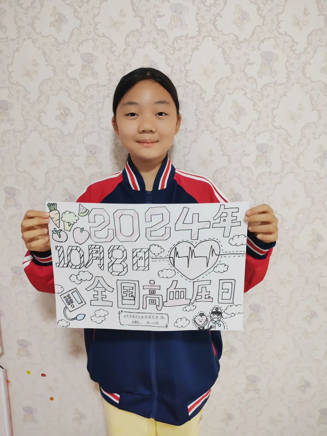 2_学生举着自己画作图片_1.jpg