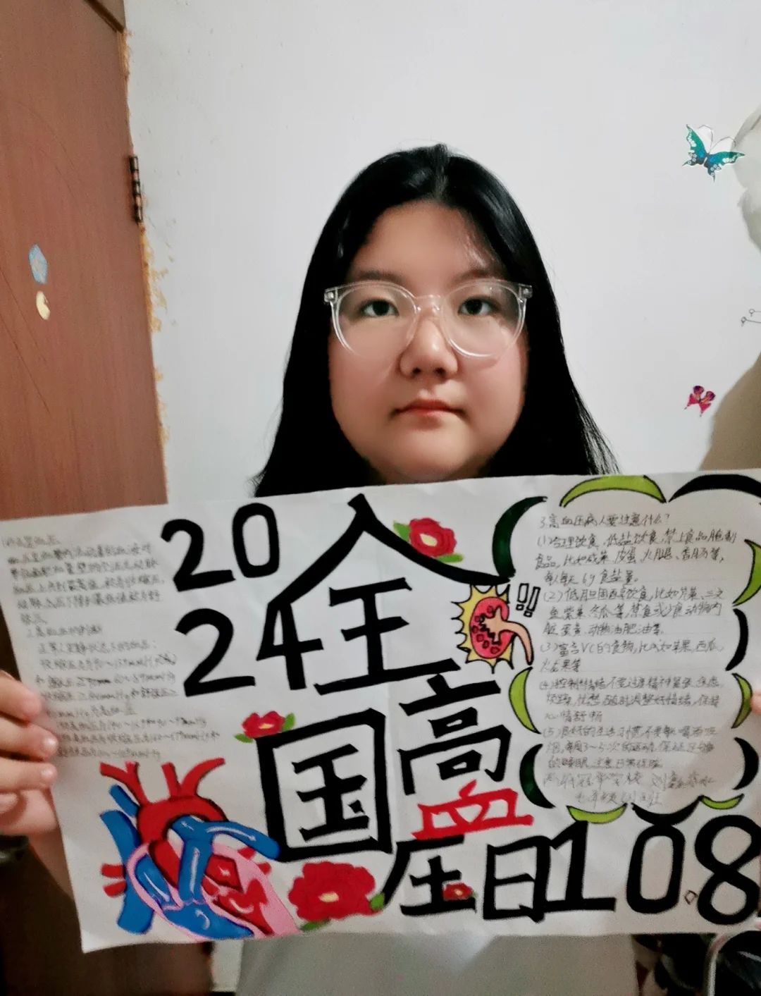 2_学生举着自己画作图片_1.jpg