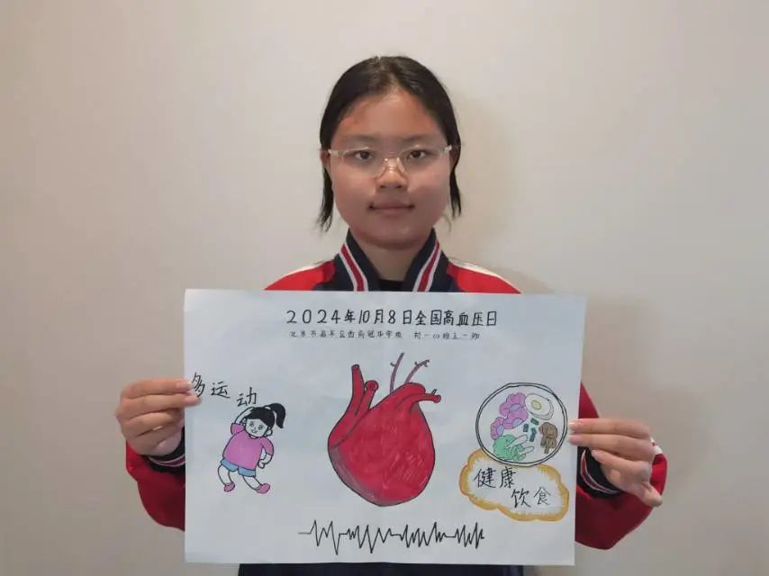 2_学生举着自己画作图片_1.jpg